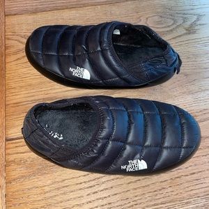 Black The North Face slippers